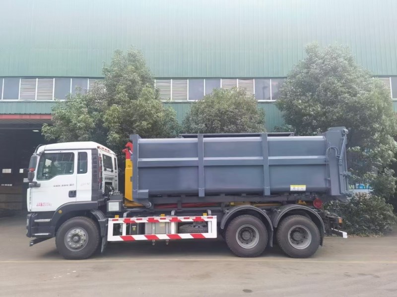 汕德卡后双桥勾臂垃圾车