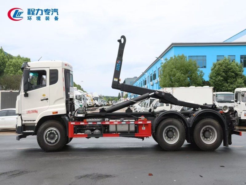 汕德卡后双桥勾臂垃圾车