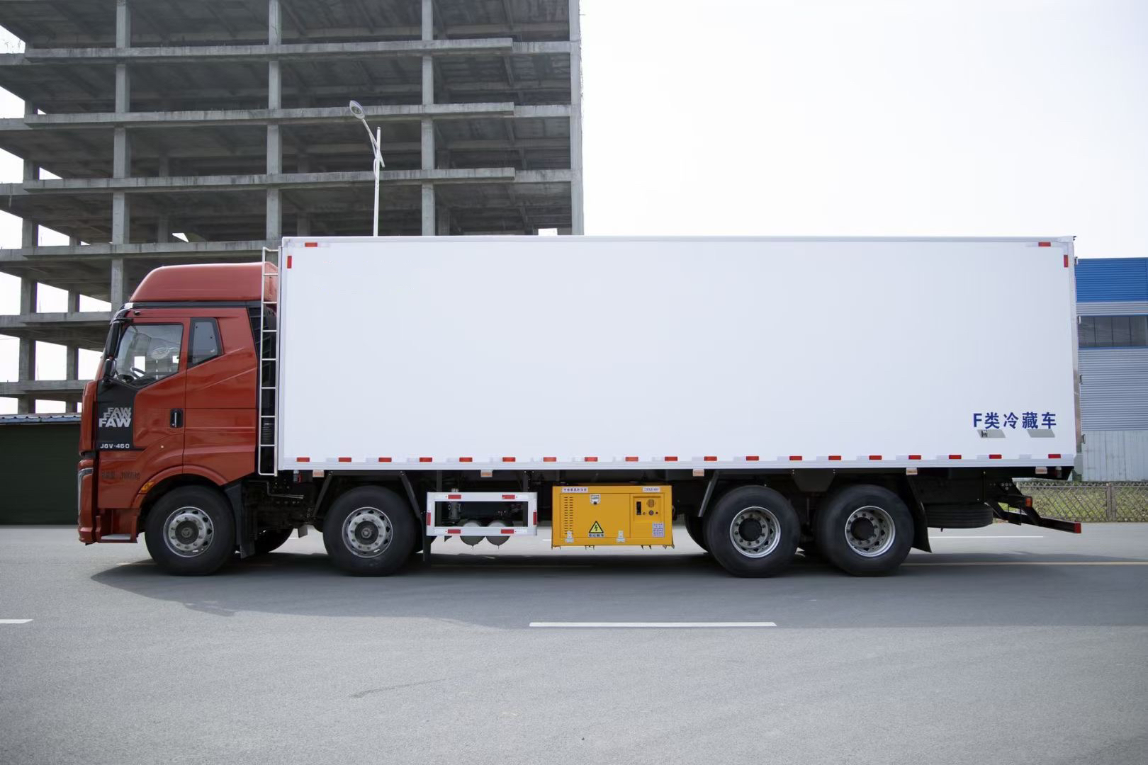 9.6米解放J6V前四后八冷藏车