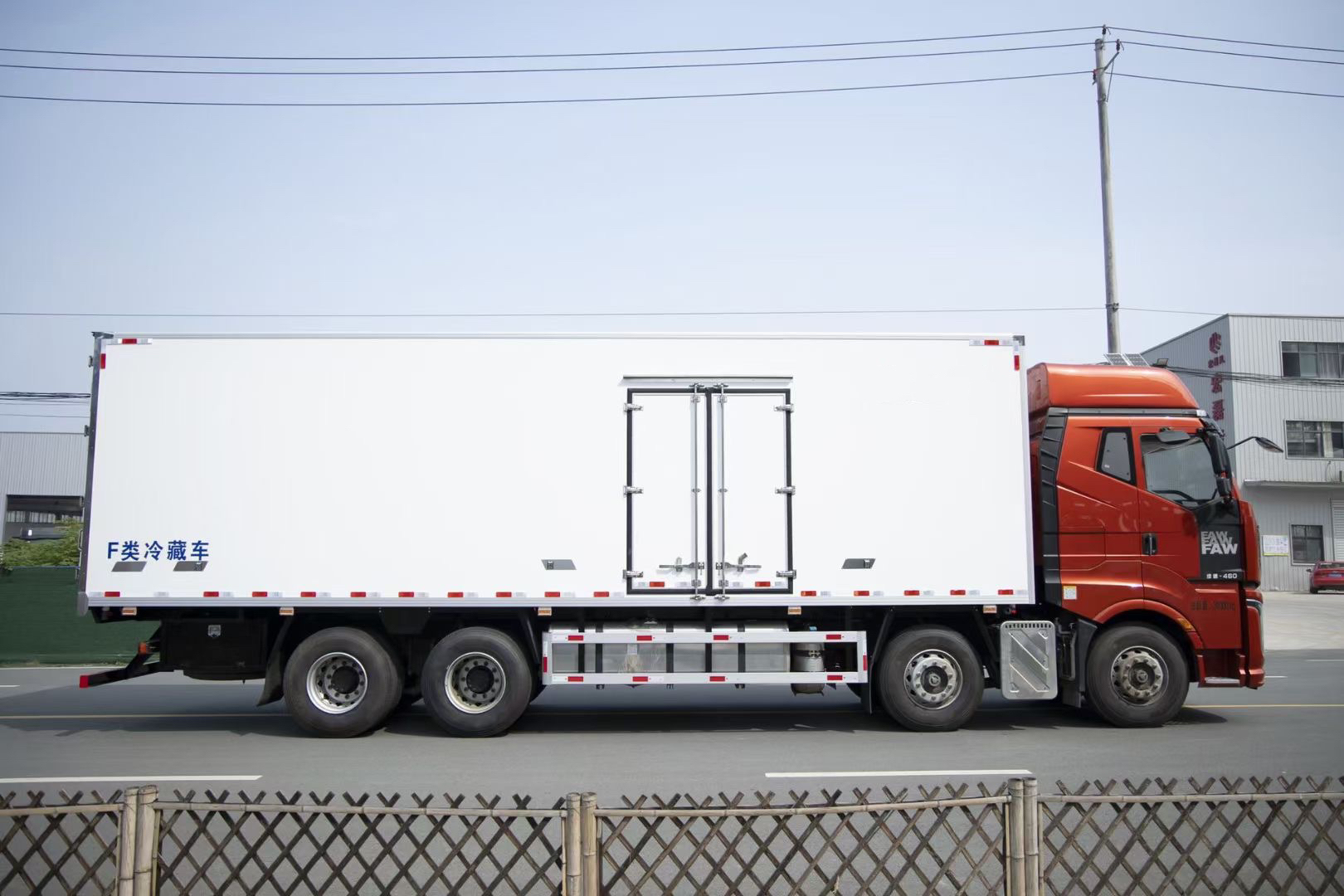 9.6米解放J6V前四后八冷藏车
