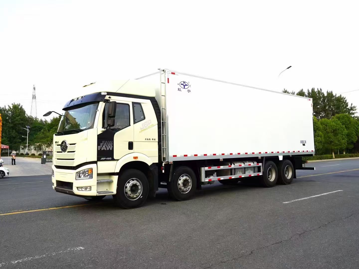 9.6米解放J6P 前四后八高顶双卧冷藏车
