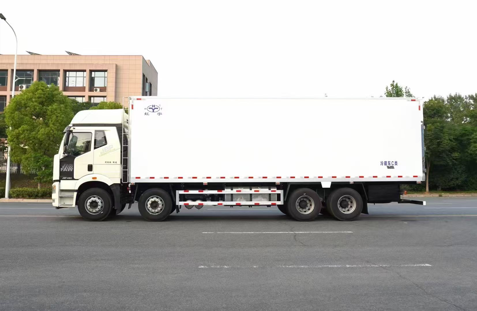 9.6米解放J6P 前四后八高顶双卧冷藏车