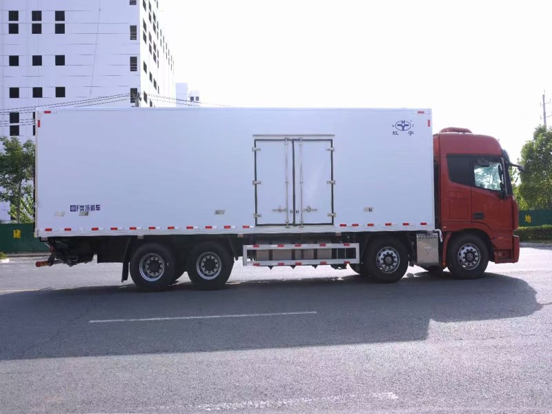 9.6米福田欧曼EST前四后八冷藏车国六