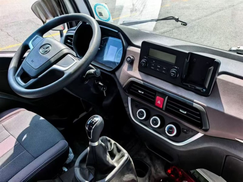 上汽跃进4.5T蓝牌2950轴距6.5方压缩垃圾车