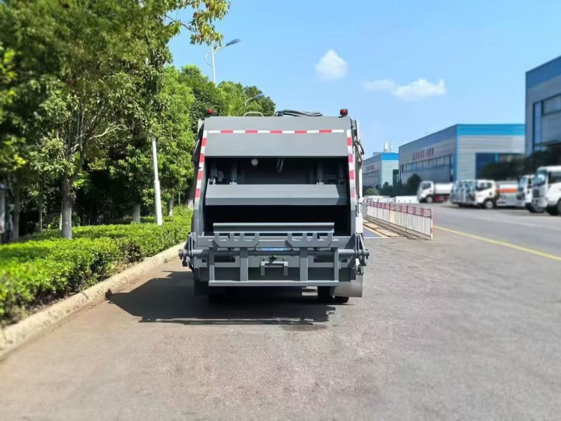 上汽跃进4.5T蓝牌2950轴距6.5方压缩垃圾车