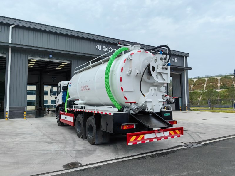 20方东风天锦后八轮吸污车