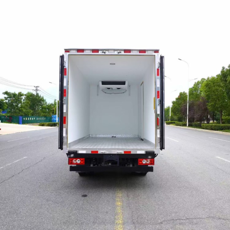 3.8米福田欧马可智蓝X卡纯电动冷藏车