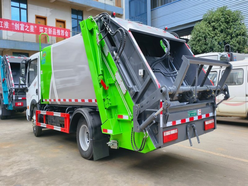 东风多利卡7立方压缩垃圾车
