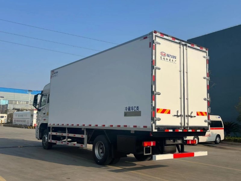 重汽豪沃6.8米冷藏车