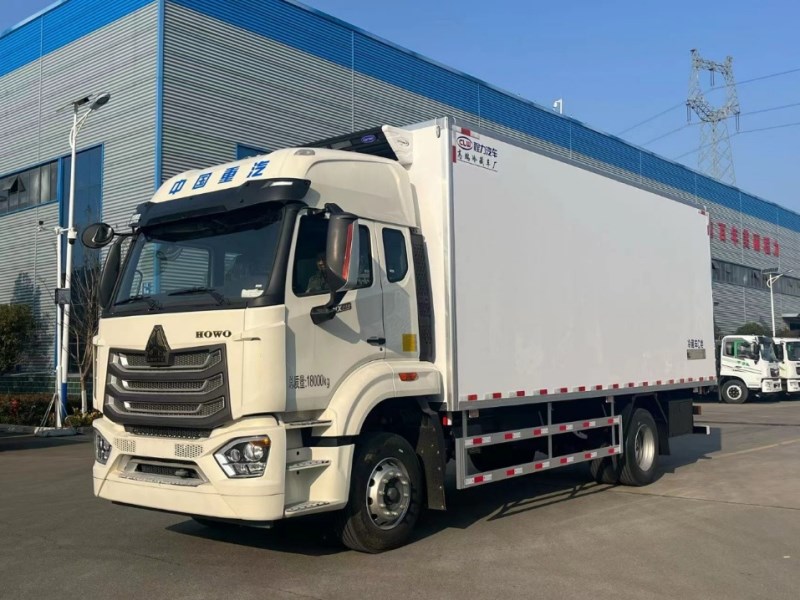 重汽豪沃6.8米冷藏车