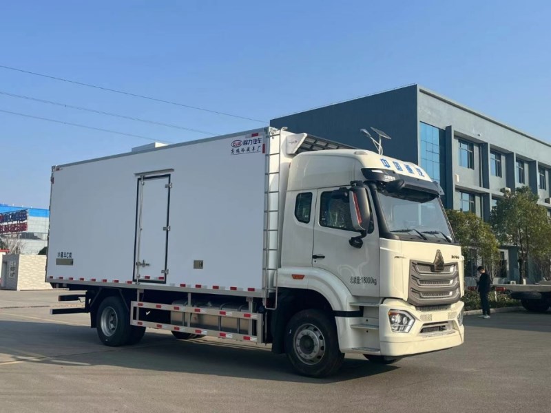 重汽豪沃6.8米冷藏车