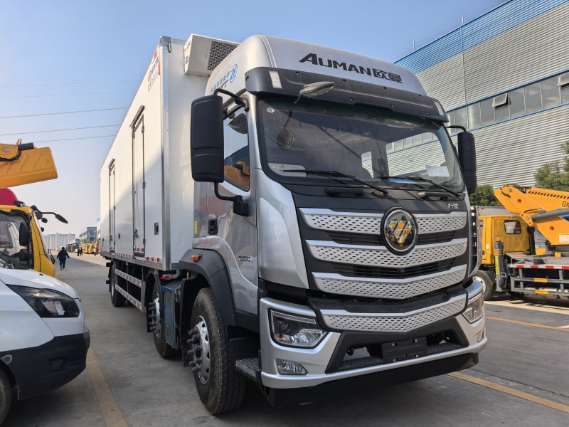 福田欧曼行星小三轴冷藏车