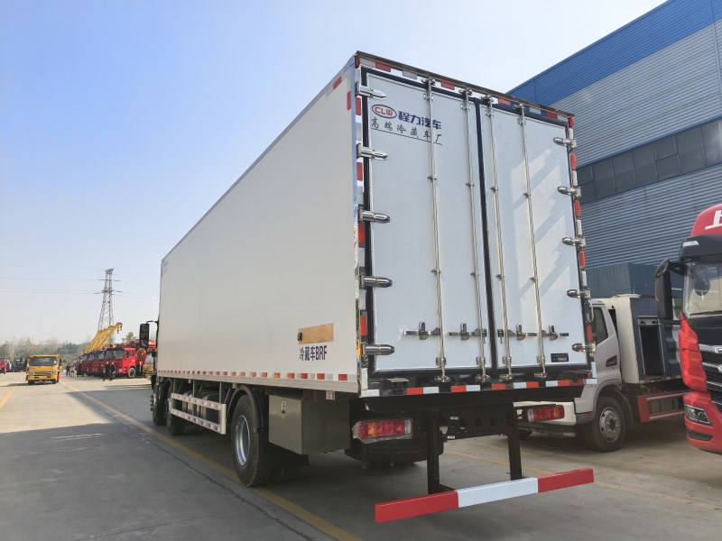 福田欧曼行星小三轴冷藏车