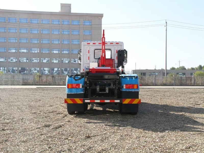 东‮华风‬神T5后双‮钩桥‬臂车