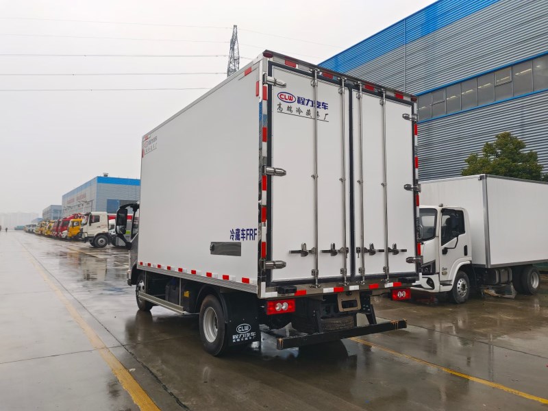 欧马可S1 康明斯210马力3.0排量