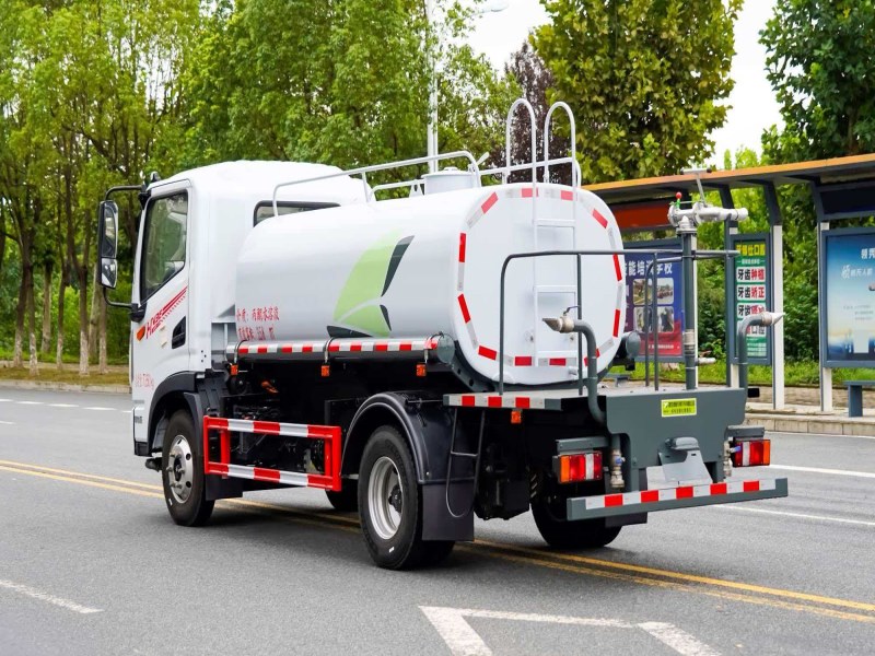 华神7吨纯电洒水车