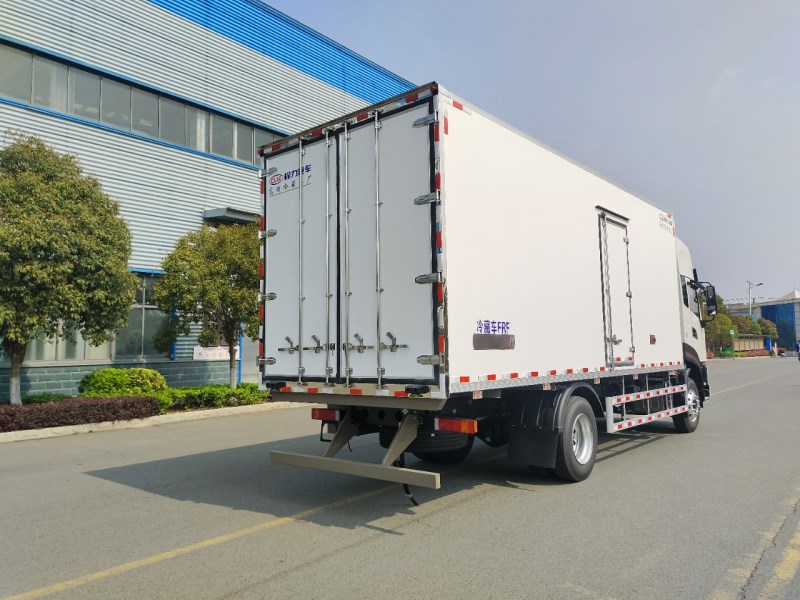 东风天锦天然气冷藏6.8米