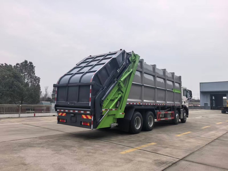 重汽豪沃前四后八40方压缩垃圾车