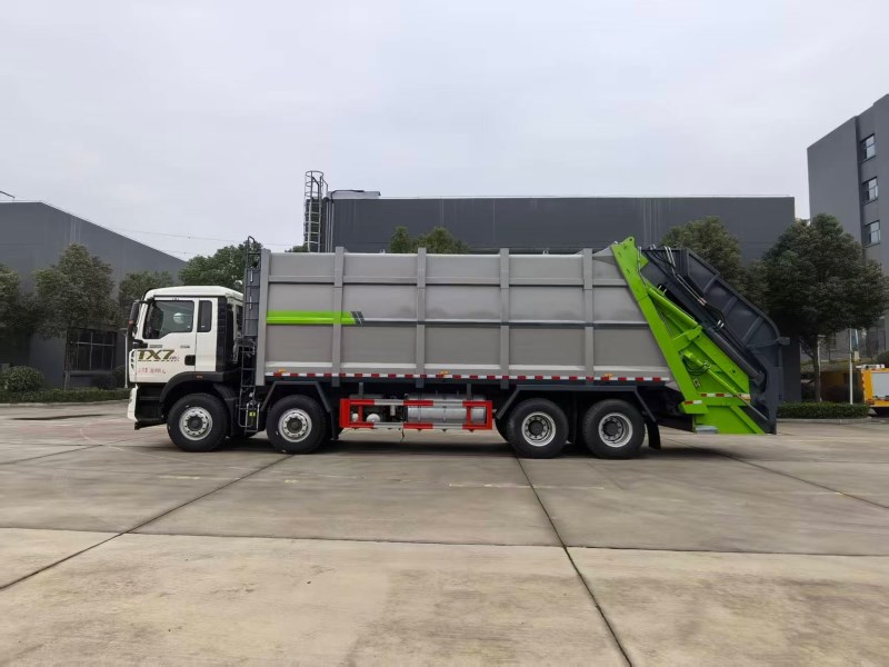 重汽豪沃前四后八40方压缩垃圾车