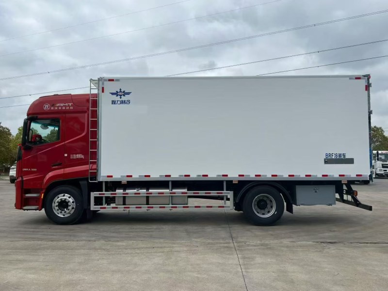 福田欧曼银河380马力自动档冷藏车6.8米