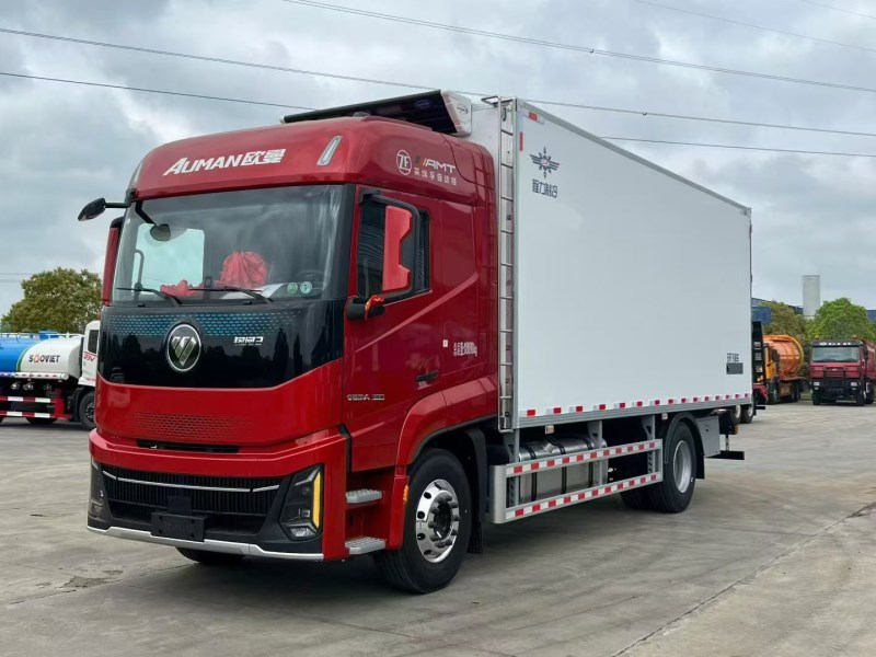 福田欧曼银河380马力自动档冷藏车6.8米