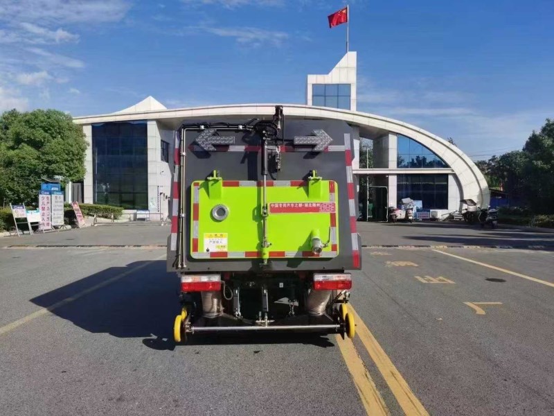 蓝牌东风途逸洗扫车1.8方水2方垃圾