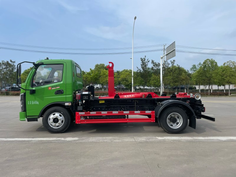 飞碟奥驰EV2纯电动勾臂垃圾车