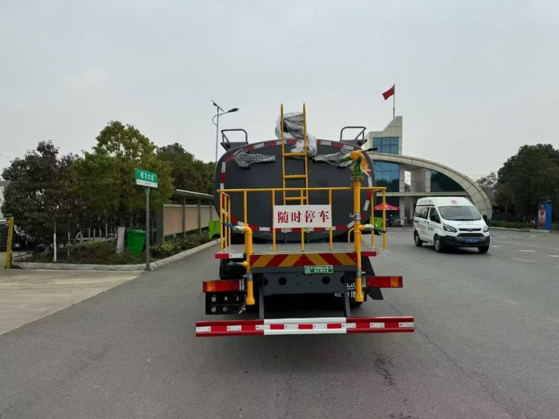 新款华神T5后双桥洒水车