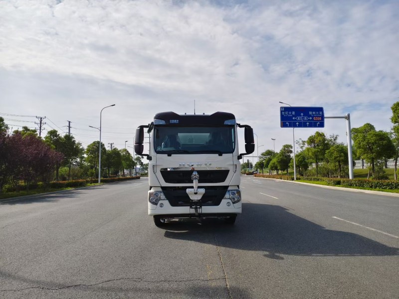 重汽豪沃TX  16方洒水车