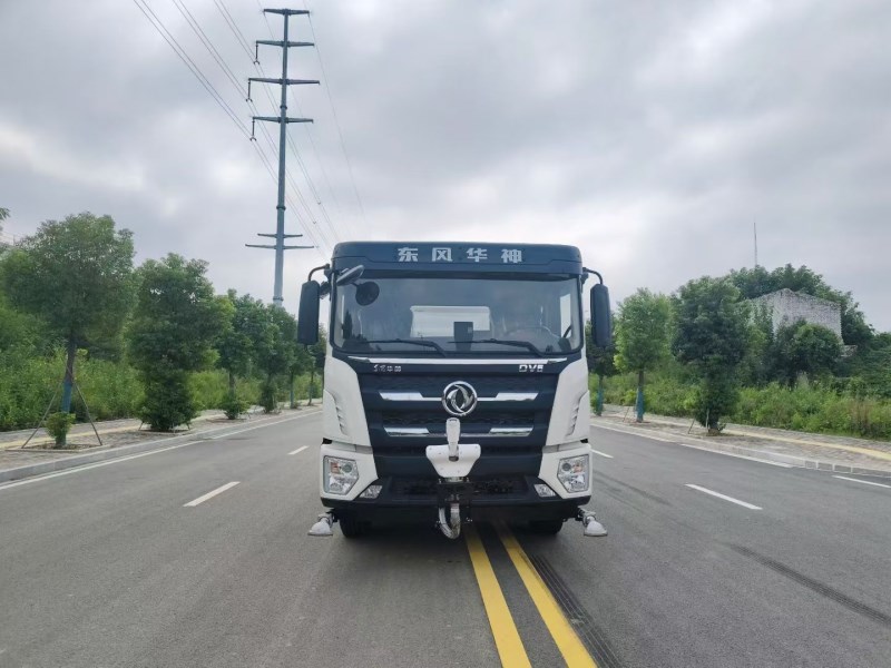 东‮华风‬神DV5 12立方洒‮车水‬纯电动清洗车