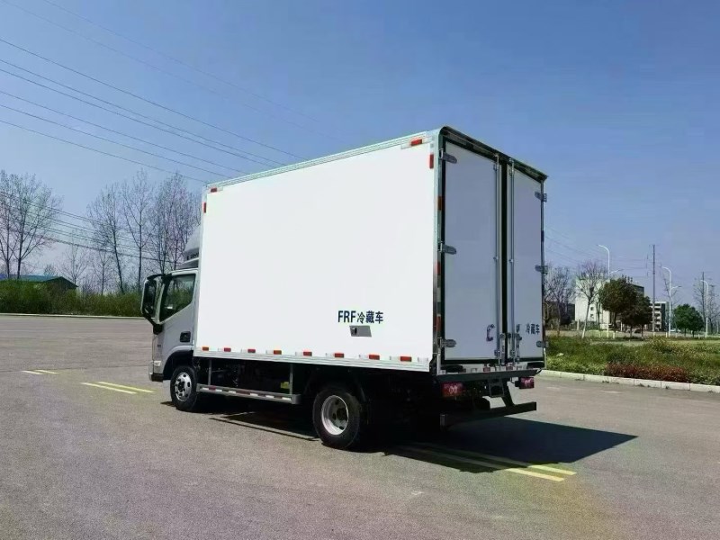 福田欧马可宽体自动挡冷藏车