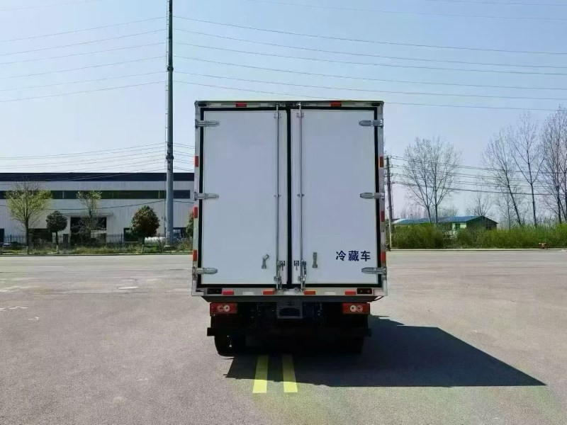 福田欧马可宽体自动挡冷藏车