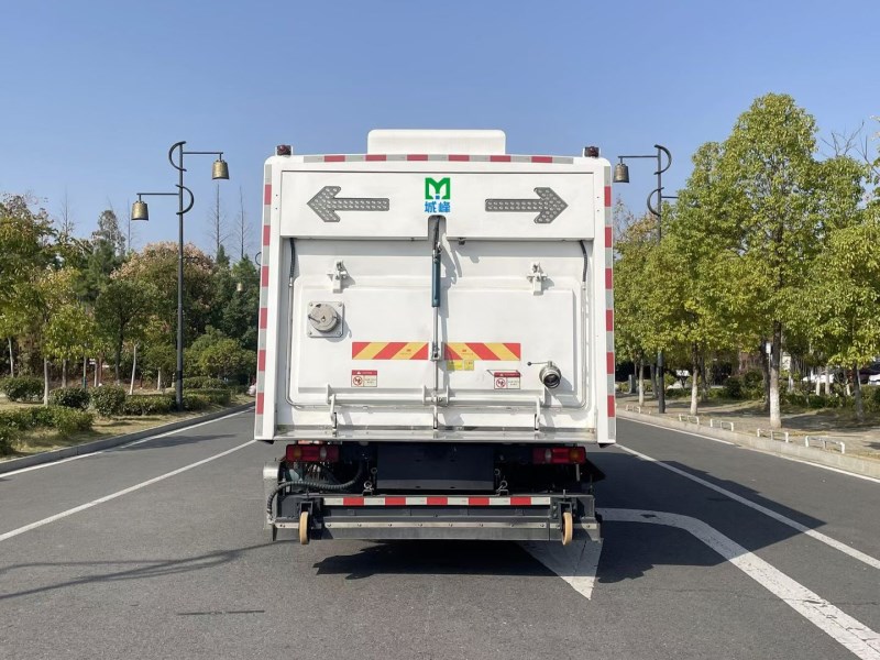 东风天锦全能四季清扫车