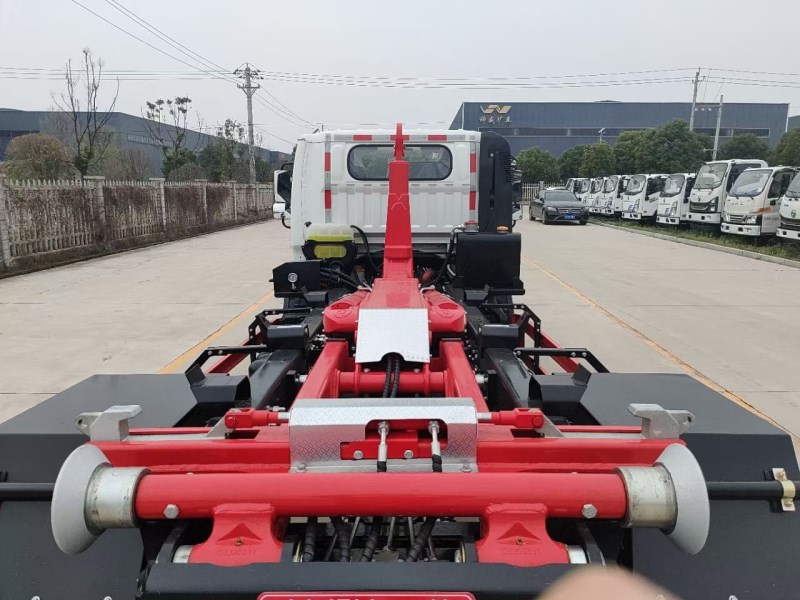 上汽跃进地库版重载勾臂车