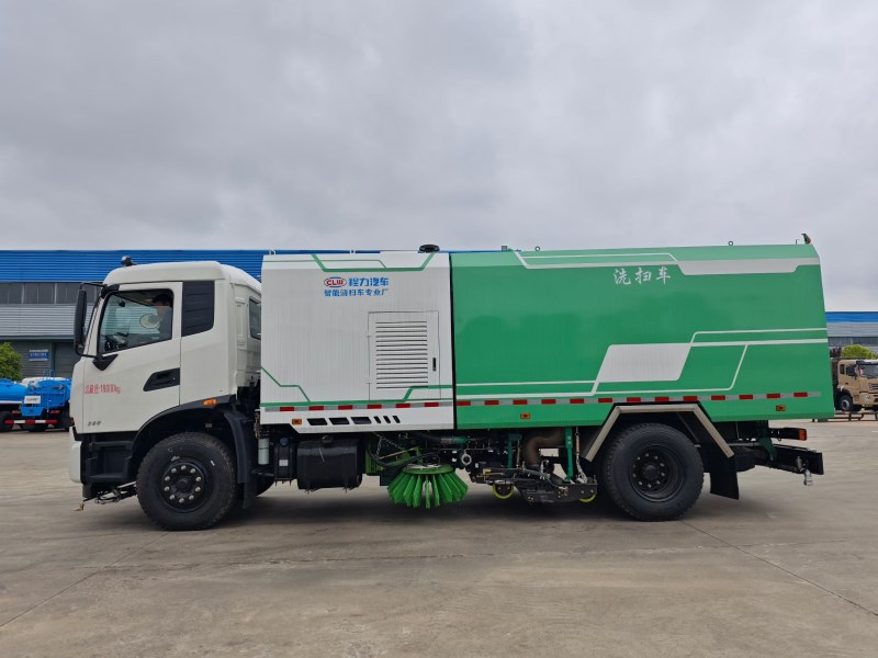 新款驾驶室底盘发动机康明斯 260 马力   5000米轴距洗扫车