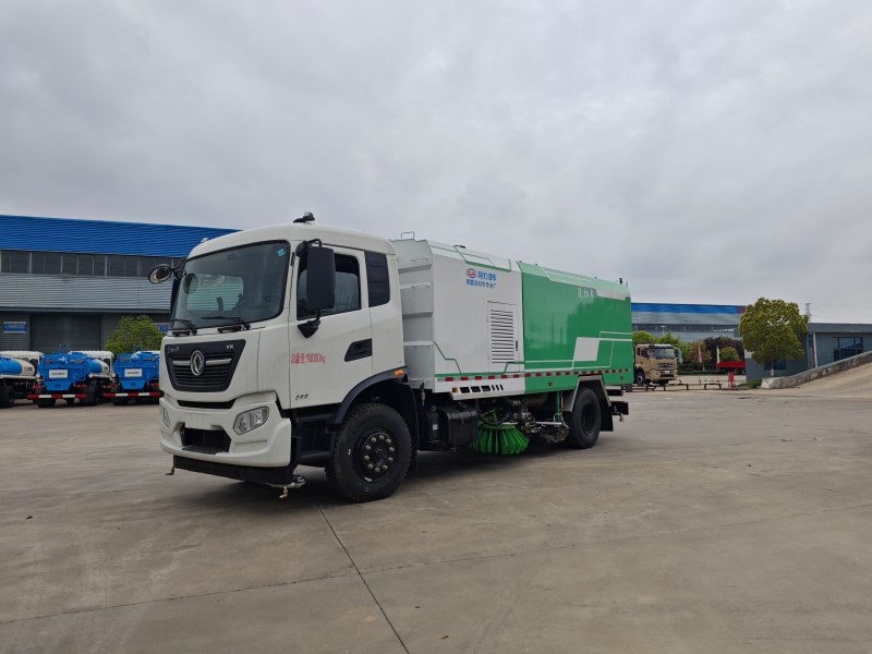 新款驾驶室底盘发动机康明斯 260 马力   5000米轴距洗扫车