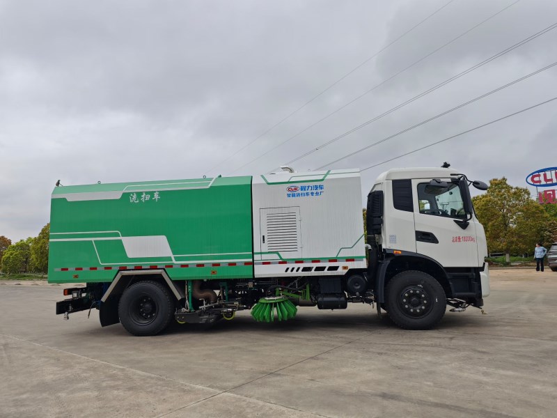 新款驾驶室底盘发动机康明斯 260 马力   5000米轴距洗扫车