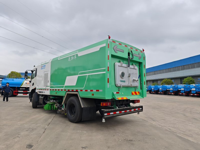 新款驾驶室底盘发动机康明斯 260 马力   5000米轴距洗扫车