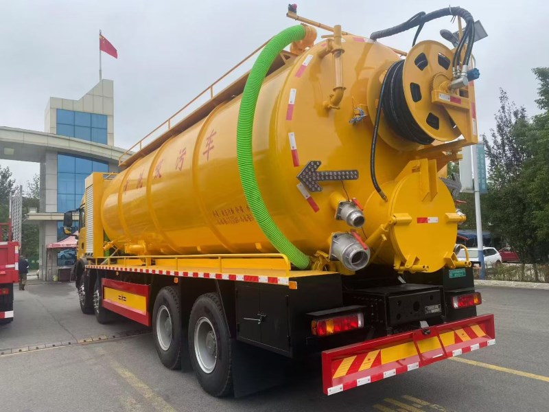 重汽豪沃前四后八33方清洗吸污车