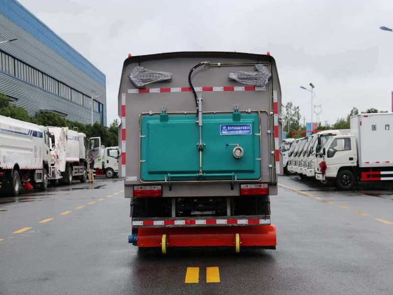 东风华神8吨纯电吸尘车