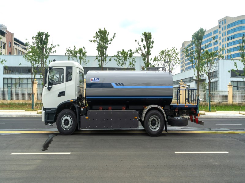 东风天锦新能源洒水车