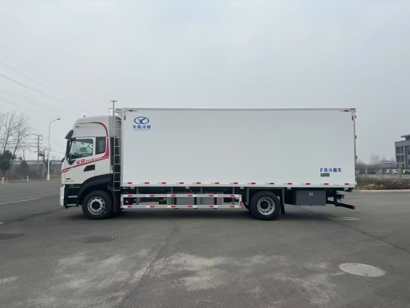 7.8米东风天锦PLUS冷藏车（气囊桥）