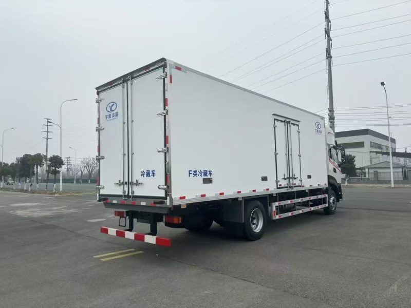 7.8米东风天锦PLUS冷藏车（气囊桥）