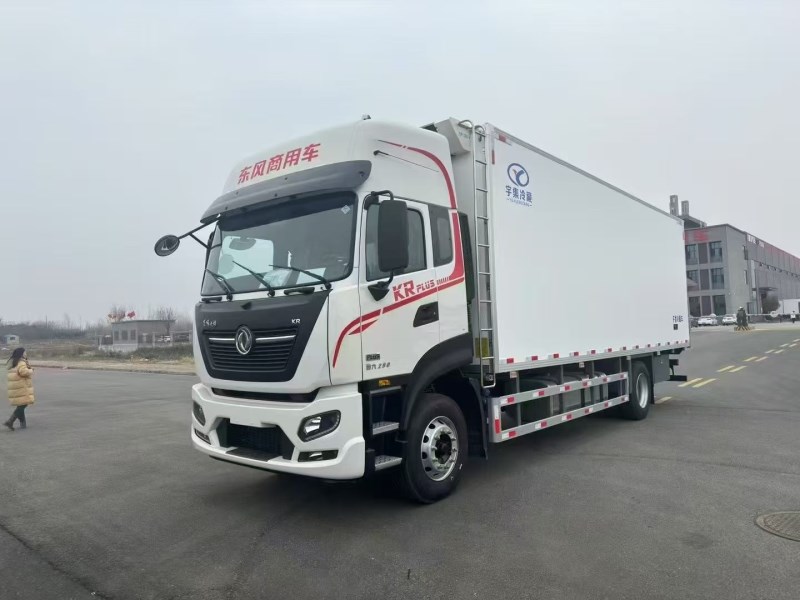 7.8米东风天锦PLUS冷藏车（气囊桥）
