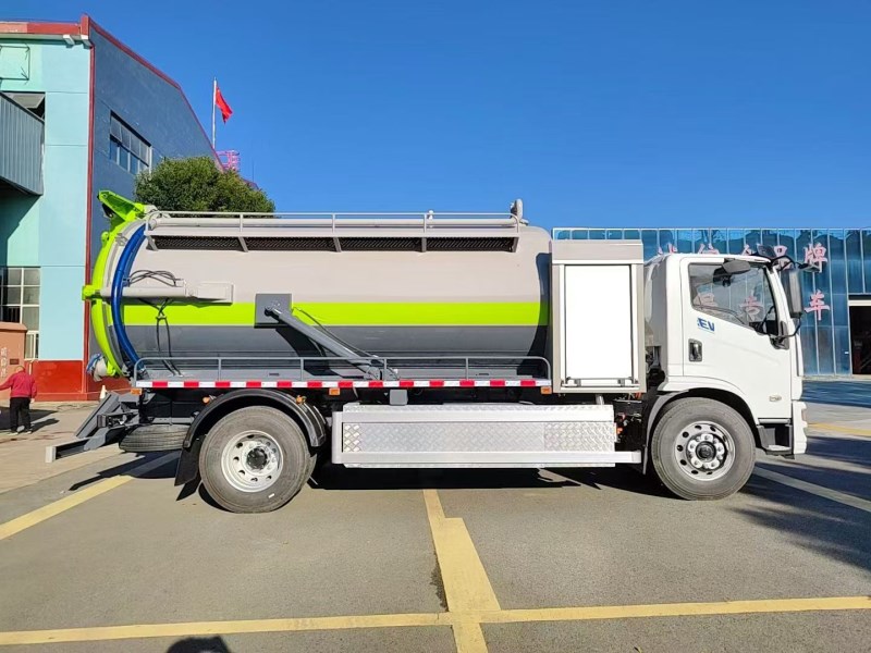 上汽跃进18吨纯电动吸污车